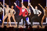 第73回トニー賞授賞式より、司会のジェームズ・コーデン（中央）。(c)Getty Images