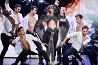 第73回トニー賞授賞式より、「ザ・シェール・ショー」のパフォーマンス。(c)Getty Images