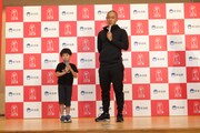 左から堀越勸玄、市川海老蔵。