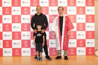 市川海老蔵（後）、堀越勸玄（前）と並ぶ花角英世知事（右）。