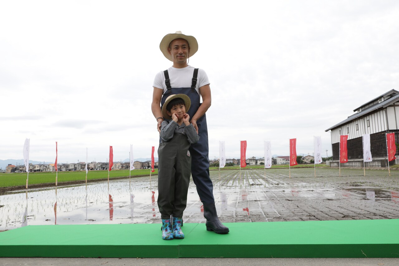 市川海老蔵（後）と堀越勸玄（前）。