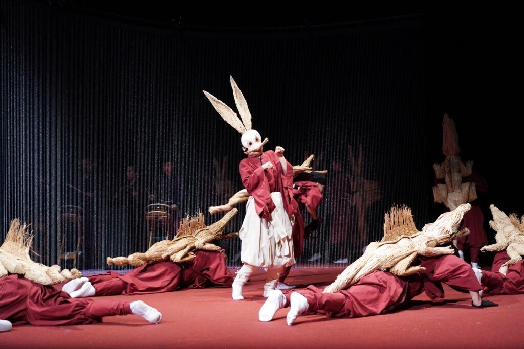 SPAC「イナバとナバホの白兎」静岡公演より。（撮影：猪熊康夫）