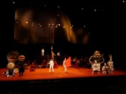 SPAC「イナバとナバホの白兎」静岡公演より。（撮影：平尾正志）