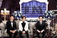 「生中継！第73回トニー賞授賞式」より。左から井上芳雄、堂本光一、演劇ジャーナリストの影山雄成。