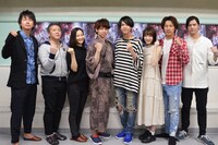 「誰ガ為のアルケミスト 舞台版『聖石の追憶』」フォトセッションより。左から今泉潤、宮城陽亮、花影香音、橘龍丸、三浦海里、末永みゆ、小笠原健、中村誠治郎。