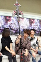 クダンシュタインの槍の特徴を解説する橘龍丸（中央）。