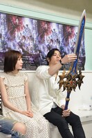 ザインの武器・エクスカリバーを手にする中村誠治郎（右）。