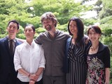 左から小尻健太、中村恩恵、ポール・ライトフット、刈谷円香、唐津絵理。
