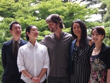 左から小尻健太、中村恩恵、ポール・ライトフット、刈谷円香、唐津絵理。