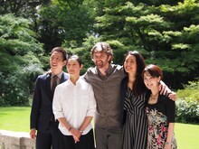 左から小尻健太、中村恩恵、ポール・ライトフット、刈谷円香、唐津絵理。