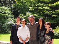 左から小尻健太、中村恩恵、ポール・ライトフット、刈谷円香、唐津絵理。