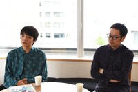 左から岡山天音、松井周。