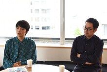 左から岡山天音、松井周。