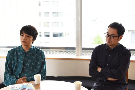 左から岡山天音、松井周。