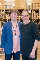 左から大野和士、アレックス・オリエ。（提供：新国立劇場）