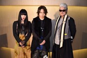 左から仲万美、佐藤流司、陣内孝則。