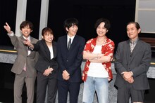 「ちょっと今から仕事やめてくる」囲み取材より、田中健（右端）に「あちらのカメラに目線お願いします！」とリクエストする葉山昴（左端）、中島早貴（左から2番目）。