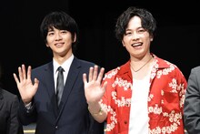 左から飯島寛騎、鈴木勝吾。