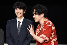 「よくも悪くも（笑）、いい後輩です！」と飯島寛騎（左）を示す鈴木勝吾（右）。