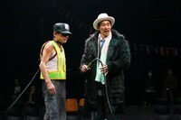 KAAT神奈川芸術劇場プロデュース「ゴドーを待ちながら」令和ver.より。（撮影：宮川舞子）