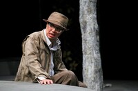 KAAT神奈川芸術劇場プロデュース「ゴドーを待ちながら」昭和・平成ver.より。（撮影：宮川舞子）