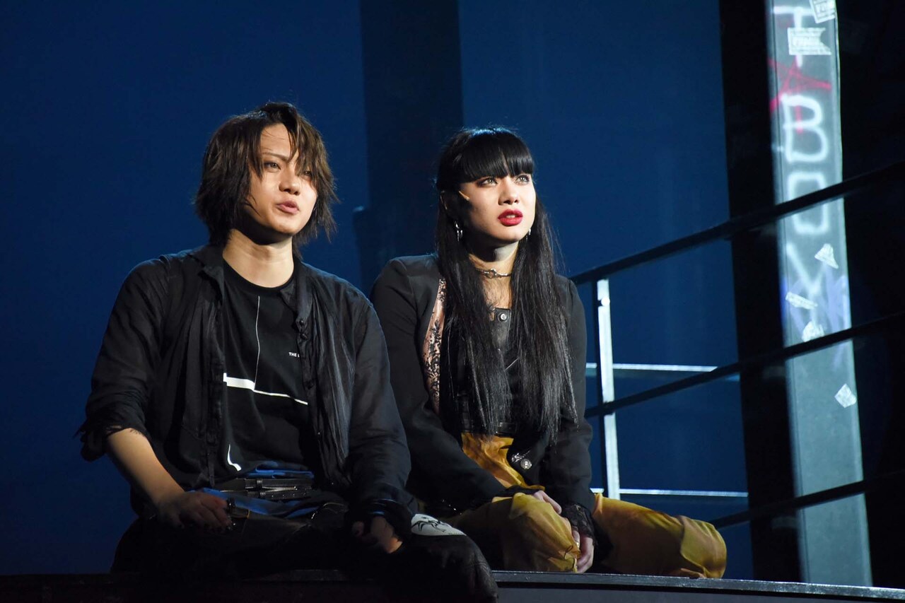 “デストロイ”？佐藤流司が叫び、仲万美が舞う「R&J」爆音と共に開幕