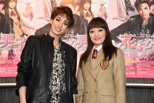 宝塚歌劇花組「TAKARAZUKA MUSICAL ROMANCE『花より男子』」囲み取材より、左から柚香光、城妃美伶。