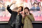 宝塚歌劇花組「TAKARAZUKA MUSICAL ROMANCE『花より男子』」囲み取材より、左から柚香光、城妃美伶。