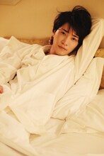 小林涼1st写真集「Grazie」より。(c)BACSエンターテイメント