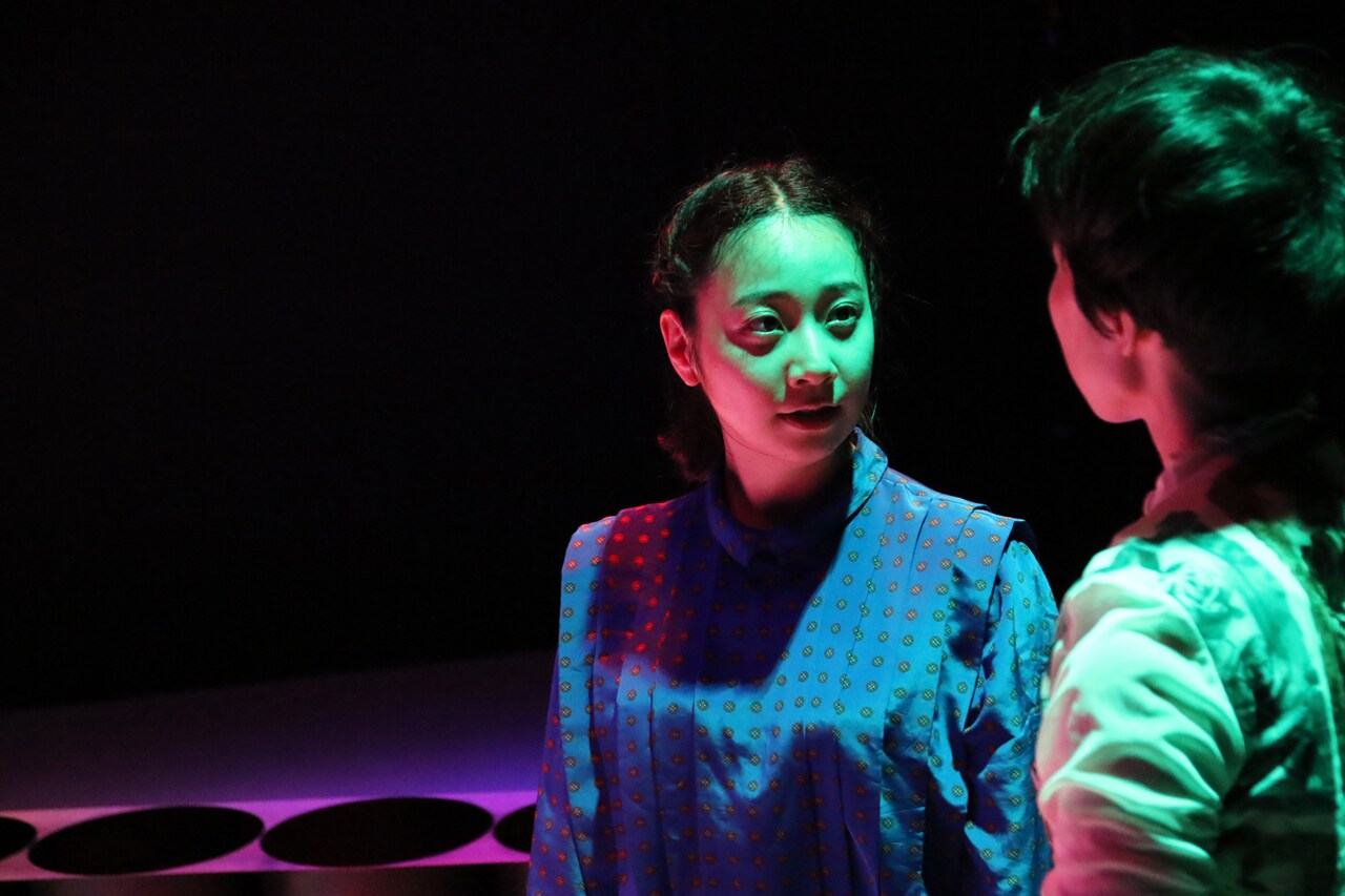 “ドラマとカオスが交錯”、スペースノットブランク「すべては原子で～」幕開け