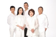 劇団民藝「異邦人」の出演者と中津留章仁（中央奥）。