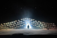 「スーパー歌舞伎II（セカンド）ヤマトタケル」プレゼンショーより、スモークの中から姿を現す市川猿之助。