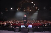 「スーパー歌舞伎II（セカンド）ヤマトタケル」プレゼンショーより、市川猿之助（中央）。