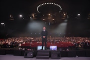 「スーパー歌舞伎II(セカンド)ヤマトタケル」プレゼンショーより、市川猿之助(中央)。