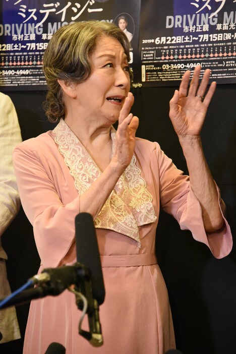 元気の秘訣を聞かれ、「元気じゃないです」と答える草笛光子。