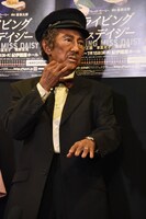 指の先から耳の中までのしっかり塗られたメイクの所要時間は約1時間20分。「ファントムと同じくらいかかるんですよね」と語る市村正親。