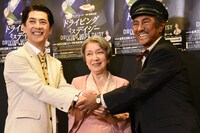 左から堀部圭亮、草笛光子、市村正親。