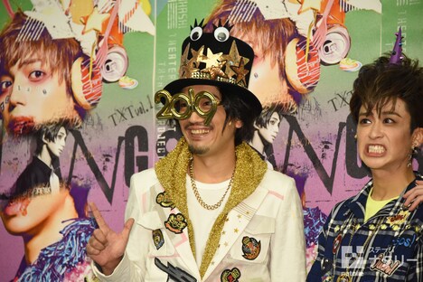 “2019”と形取ったメガネをかけた谷口賢志（左）。