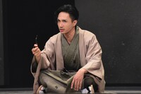 舞台「魍魎の匣」より、橘ケンチ演じる中禅寺秋彦。