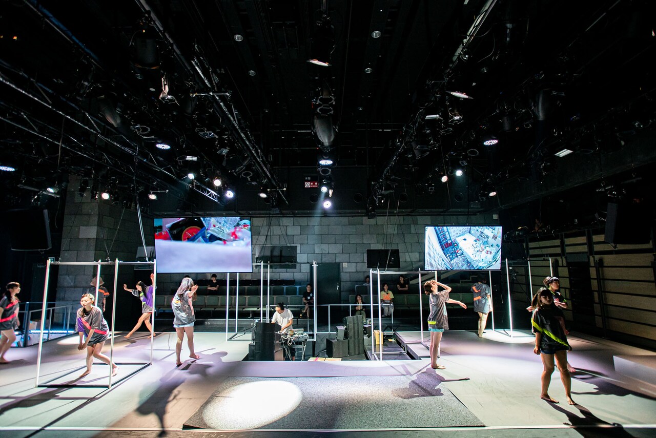 クリウィムバアニーの新作「NΔU」開幕、菅尾なぎさ「瞬間瞬間を目撃して！」