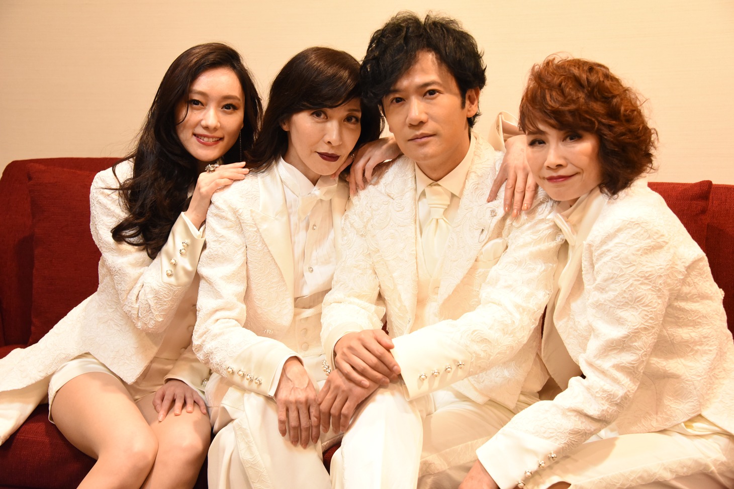 左から中島亜梨沙、安寿ミラ、稲垣吾郎、北村岳子。