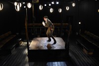 青年団国際演劇交流プロジェクト2019「ジャン×Keitaの隊長退屈男」より。（撮影：三浦雨林）