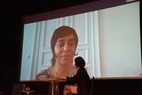 Skypeで参加したモニラ・アルカディリ。