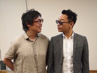 左から岡田利規、ウティット・ヘーマムーン。