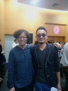 「プラータナー：憑依のポートレート」タイ初演時の岡田利規（左）、ウティット・ヘーマムーン（右）。