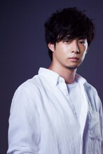 山本栄司演じる貴志衛。