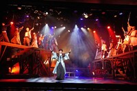 「30-DELUX ACTION PLAY MUSICAL THEATER featuring 宇宙Six『のべつまくなし』」より。（撮影：伊東和則）