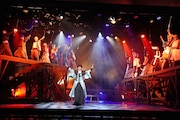 「30-DELUX ACTION PLAY MUSICAL THEATER featuring 宇宙Six『のべつまくなし』」より。(撮影:伊東和則)