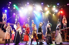 「30-DELUX ACTION PLAY MUSICAL THEATER featuring 宇宙Six『のべつまくなし』」より。（撮影：伊東和則）