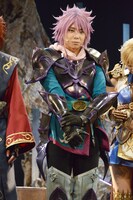 衣装の注目ポイントを語る橘龍丸。